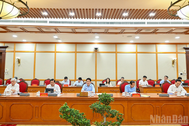 Le président vietnamien Luong Cuong (au centre, 1er rang), lors de la séance de travail avec le Permanence du Comité du Parti de la province de Cao Bang, le 28 août à Hanoï. Photo : NDEL.