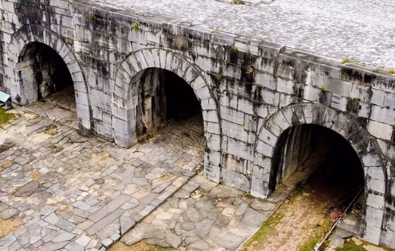 Elle est dotée de quatre portes en pleine voûte situées aux quatre points cardinaux, celle au sud étant la porte principale avec trois passages. Ses remparts de granit vert sont haut de cinq à six mètres en moyenne, mais atteignent dix mètres en certains points, et d’une épaisseur de trois mètres. Photo : Ngo Nhung/thanhnien.vn