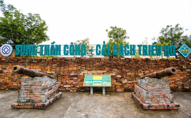 Outre ses portes, on trouve aujourd’hui dans la citadelle d’anciennes briques servant à élever le niveau des remparts en pierre, des billes en pierre et des patins servant au transport de blocs de pierre, mais aussi une diversité d’armes : des boulets de canon, des chausses-trapes, des flèches, sans compter un grand nombre d’objets en terre cuite typiques de la culture Tran - Hô. Photo : Ngo Nhung/thanhnien.vn