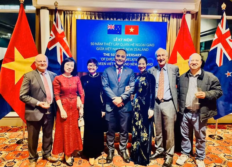 Nguyen Lam Giang (2e à gauche) pose pour une photo souvenir avec l'ambassadeur du Vietnam en Nouvelle-Zélande, Phan Minh Giang, et d'autres délégués participant à la célébration du 50e anniversaire des relations diplomatiques entre le Vietnam et la Nouvelle-Zélande.