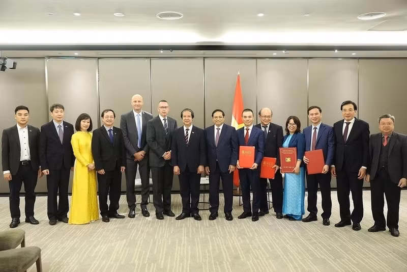 Nguyen Lam Giang (3e à gauche) pose pour une photo souvenir avec le Premier ministre Pham Minh Chinh et la délégation vietnamienne de haut niveau lors de leur visite officielle en Nouvelle-Zélande en mars 2024. 