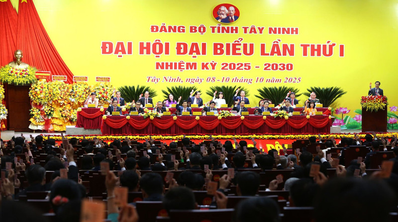 Adoption à l’unanimité du programme du Ier Congrès du Comité du Parti provincial de Tây Ninh. Photo : VNA