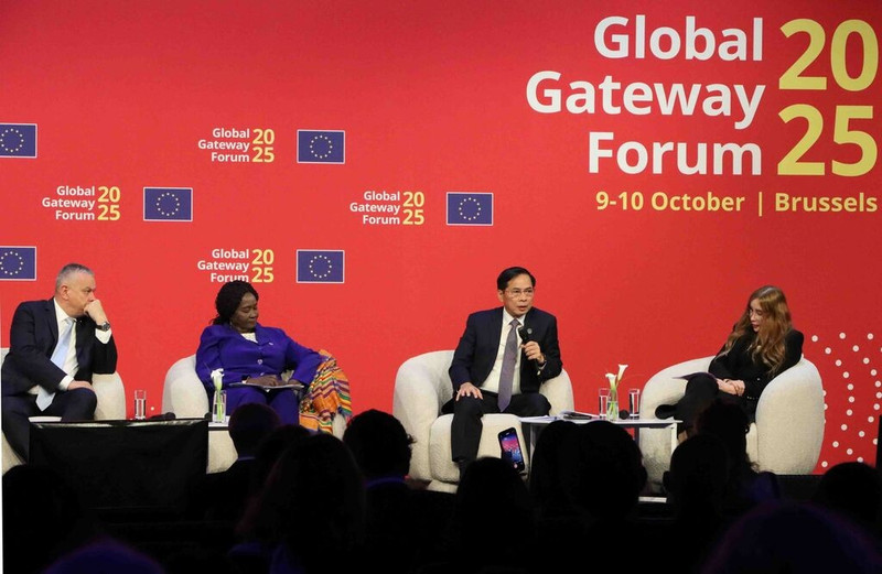 Le vice-Premier ministre vietnamien Bui Thanh Son (au micro) s’exprime lors d’une session de haut niveau dans le cadre du Global Gateway Forum. Photo : VNA. 