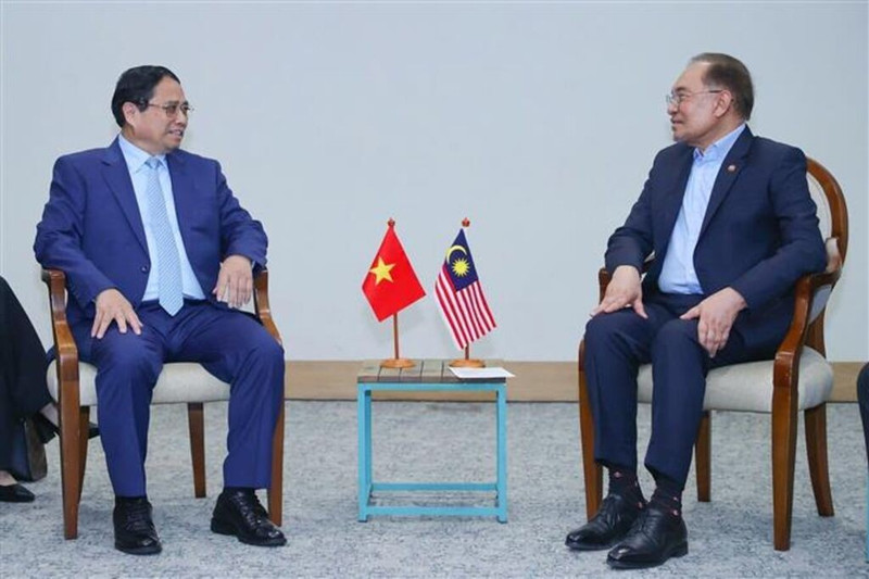 Le Premier ministre Pham Minh Chinh (gauche) et son homologue malaisien Anwar Ibrahim à Rio de Janeiro, le 6 juillet. Photo : VNA.