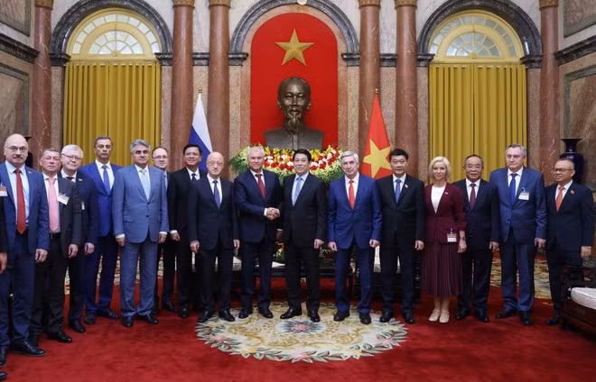 Le président Luong Cuong et la délégation russe. Photo: VNA