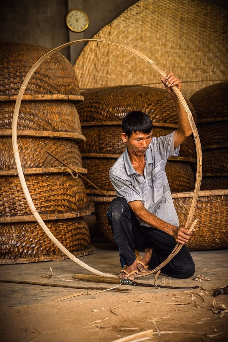 Chaque étape de fabrication est réalisée à la main, avec soin et précision. Photo : VNA.