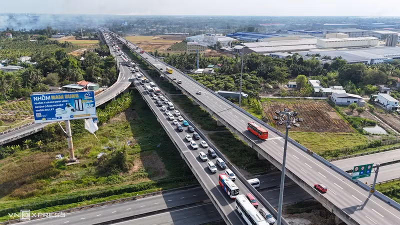 Près de deux décennies après sa mise en service, cette autoroute demeure l’axe principal reliant Hô Chi Minh-Ville aux provinces du Sud-Ouest. Son trafic reste particulièrement dense, notamment depuis l’ouverture de l’autoroute Trung Luong – My Thuan. Afin de réduire les embouteillages et les accidents, un projet d’élargissement à six ou huit voies est actuellement en cours sur l’ensemble de l’itinéraire reliant Hô Chi Minh-Ville à Mỹ Thuận, soit près de 100 kilomètres. Les travaux devraient s’achever en 2028.