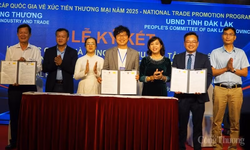 Signature des mémorandums d’accord entre les entreprises du Tây Nguyên et leurs partenaires étrangers. Photo: congthuong.vn