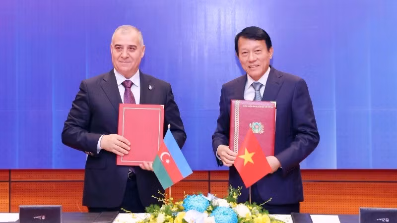 Le général Luong Tam Quang, ministre vietnamien de la Sécurité publique (à droite), et le directeur de l’Agence nationale de sécurité de l’Azerbaïdjan, Ali Naghiyev, le 26 octobre à Hanoï. Photo : VNA 