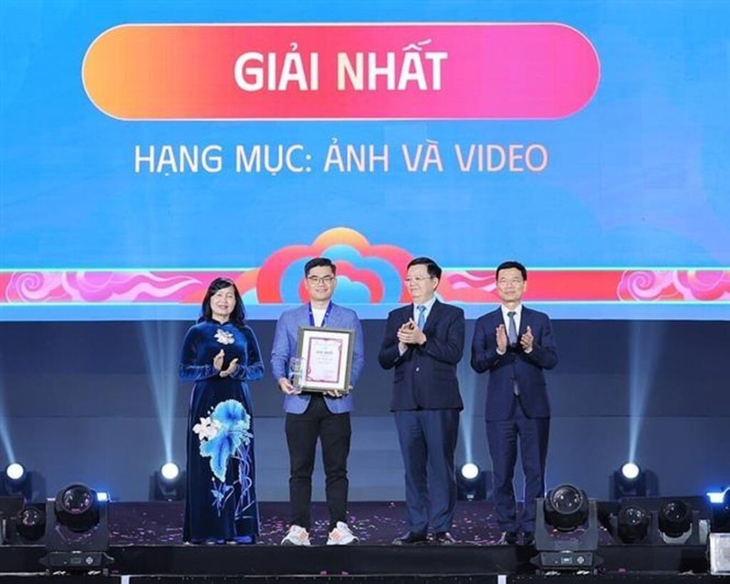 Remise du Premier prix (catégorie "Photo") à l'auteur Pham Ngoc Long Thiên. Photo : VNA.