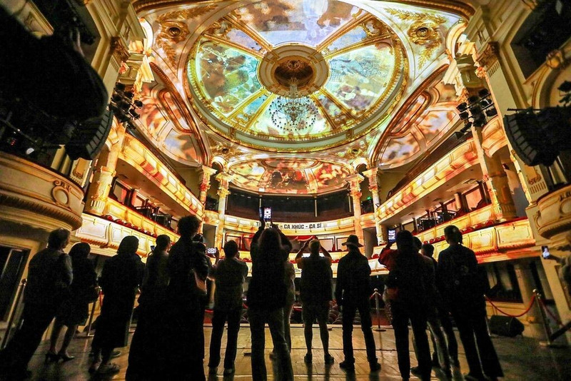 Le spectacle de mapping lumineux métamorphose l’espace de l’Opéra de Hanoï. Photo : VNA.