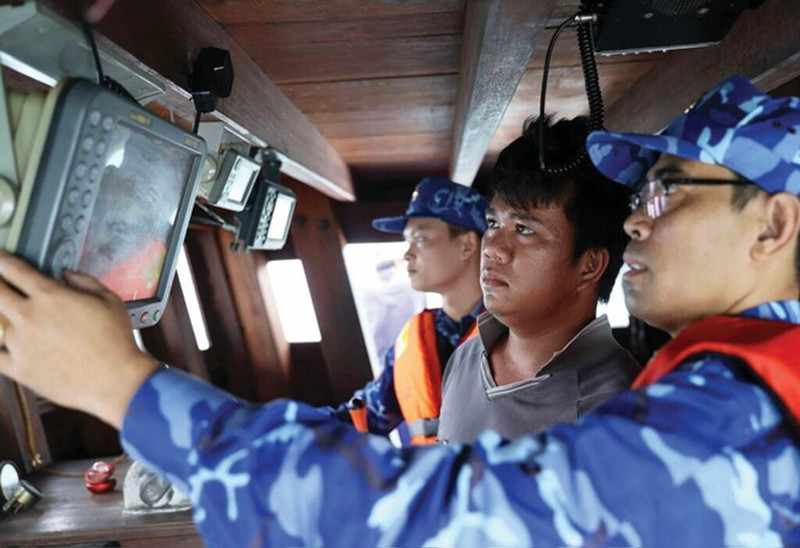 Vérification d’un dispositif de suivi installé à bord d’un bateau de pêche. Photo : VNA.