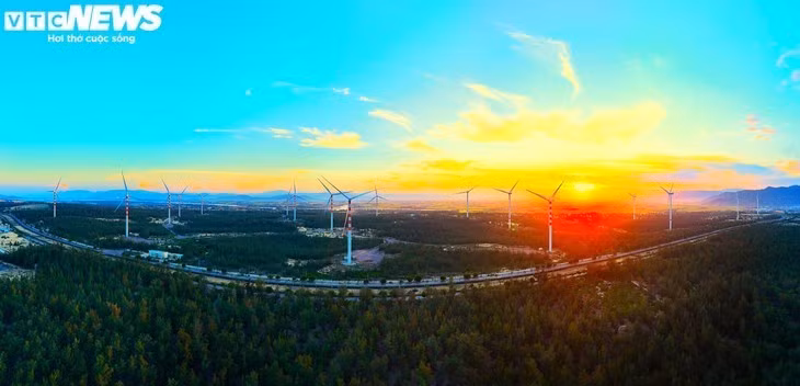 La route provinciale ĐT.639, surnommée «la route à mille milliards», impressionne par sa longueur de plus de 115 km. Elle relie Quy Nhon à Hoài Nhon.