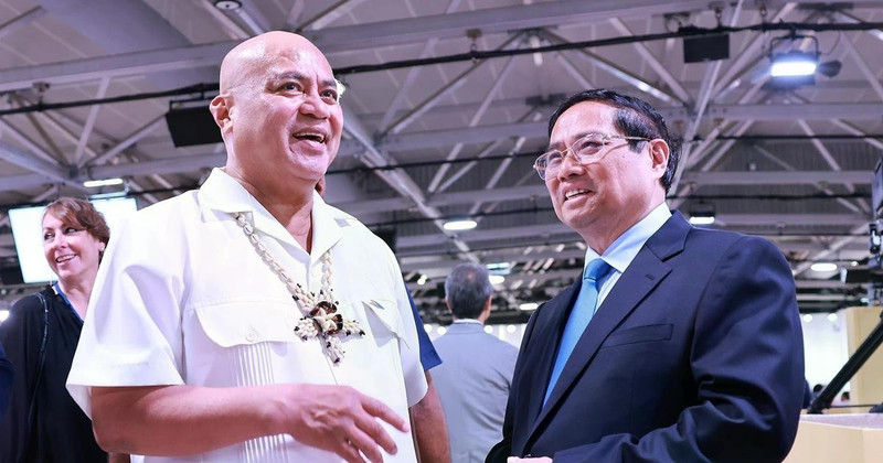 Le Premier ministre Pham Minh Chinh (droite) et son homologue de Tuvalu, Feleti Penitala Teo, en marge de la 3ᵉ Conférence des Nations Unies sur les océans (UNOC 3). Photo: VNA