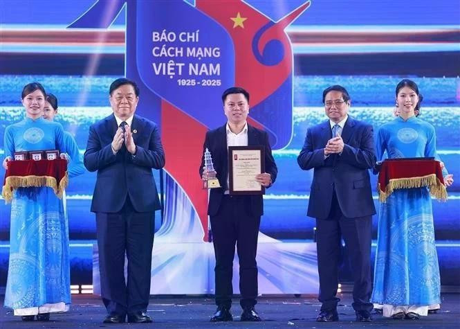 Le Premier ministre Pham Minh Chinh (deuxième, à droite) et le président de la Commission de l'information, de l'éducation et de la mobilisation de masse du Comité central du Parti, Nguyen Trong Nghia (deuxième à gauche), remettent un prix à un représentant des journalistes de VietnamPlus lors de la cérémonie du 21 juin. Photo : VNA. 