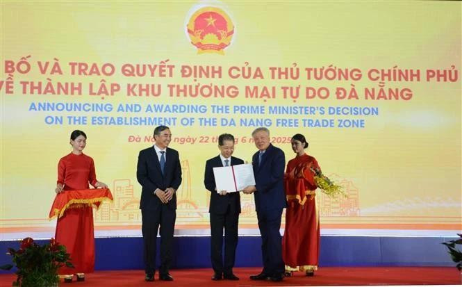 Lors de la cérémonie de publication de la décision du PM sur la création de la Zone de libre commerce de Da Nang. Photo : VNA. 