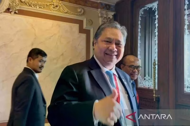 Le ministre coordinateur des affaires économiques, Airlangga Hartarto, répond aux questions des journalistes en marge de ses fonctions officielles aux côtés du président Prabowo Subianto à Saint-Pétersbourg, en Russie, le 20 juin. Photo : ANTARA. 