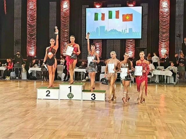Nguyen Trong Nha Uyen (troisième à partir de la gauche) sur le podium du Championnat du monde WDSF 2025. Photo avec l'aimable autorisation de Hoang Thu Trang. 