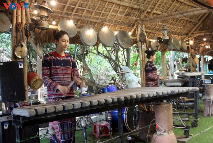 Le lithophone séduit par ses notes claires et envoûtantes. Photo : H Xiu/VOV 