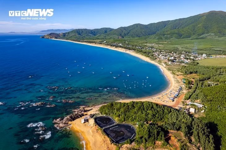 La route de Lô Diêu est encerclée par des montagnes sur trois côtés, et s’ouvre sur l’océan. Son eau turquoise, ses vagues calmes et son ambiance sereine en font un lieu parfait pour la baignade, le kayak ou la pêche. Une beauté paisible qui donne envie d’y revenir.