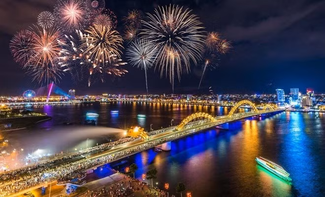 Le pont du Dragon (Cau Rong) est l'un des plus célébres de Dà Nang. Il crache du feu et de l'eau pendant un spectacle tous les week end à partir de 21h. Photo : Internet.