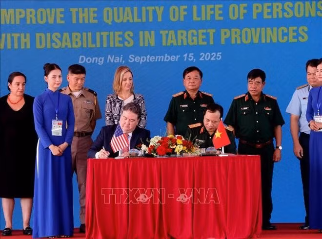 Cérémonie de signature d’un accord de financement additionnel non remboursable (32 millions de dollars) pour améliorer la qualité de vie des personnes handicapées dans les provinces fortement touchées par l’agent orange. Photo: VNA