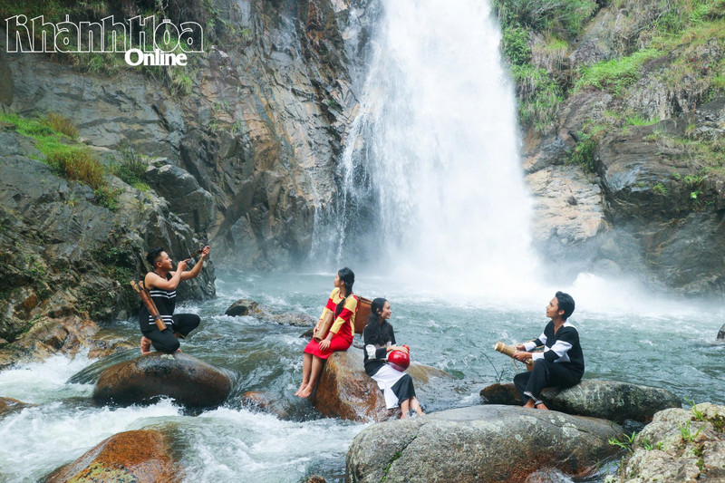 La cascade de Ta Gu est une merveille naturelle impressionnante, séduit les visiteurs grâce à ses chutes d'eau de plus de 40 mètres de haut. Photo : baokhanhhoa