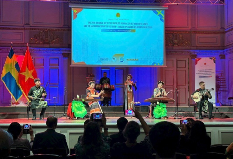 Lors de la cérémonie de célébration du 79e anniversaire de la Fête nationale du Vietnam et du 55e anniversaire de l'établissement des relations diplomatiques Vietnam - Suède à Stockholm. 