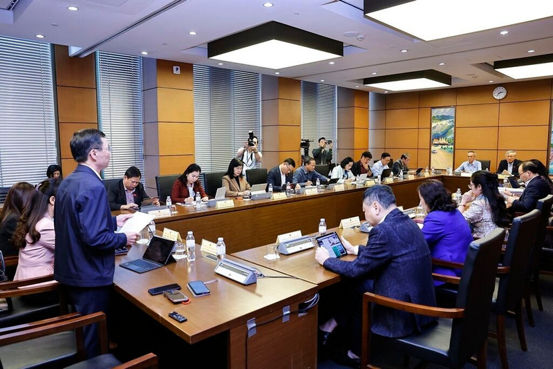 Lors d'un débat en groupe du 4 novembre. Photo : VNA.