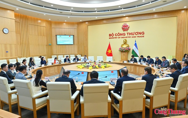 Vue générale de la 8ᵉ session du Comité intergouvernemental Vietnam – Ouzbékistan sur la coopération économique, commerciale, scientifique et technique, le 24 décembre à Hanoï. Photo : congthuong.vn