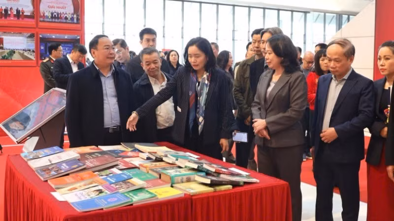La vice-présidente du Vietnam Vo Thi Anh Xuan inspecte les préparatifs du XIᵉ Congrès national d’émulation patriotique, le 25 décembre au Centre national des conférences (à Hanoï). Photo : VNA. 