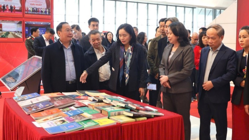 La vice-présidente du Vietnam Vo Thi Anh Xuan inspecte les préparatifs du XIᵉ Congrès national d’émulation patriotique, le 25 décembre au Centre national des conférences (à Hanoï). Photo : VNA. 