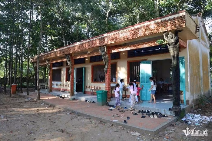 L’organisation des cours de langue khmère répond non seulement aux besoins éducatifs des enfants, mais aussi au souhait des fidèles et des religieux de préserver la langue et l’écriture khmères. Photo : vietnamnet.vn