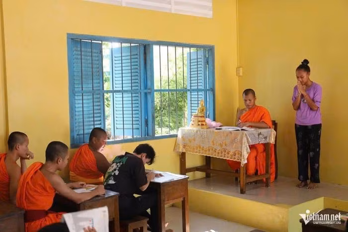 Cours de langue khmère dans la pagode Prum Visal, commune de Lich Hoi Thuong, à Can Tho. Photo : vietnamnet.vn