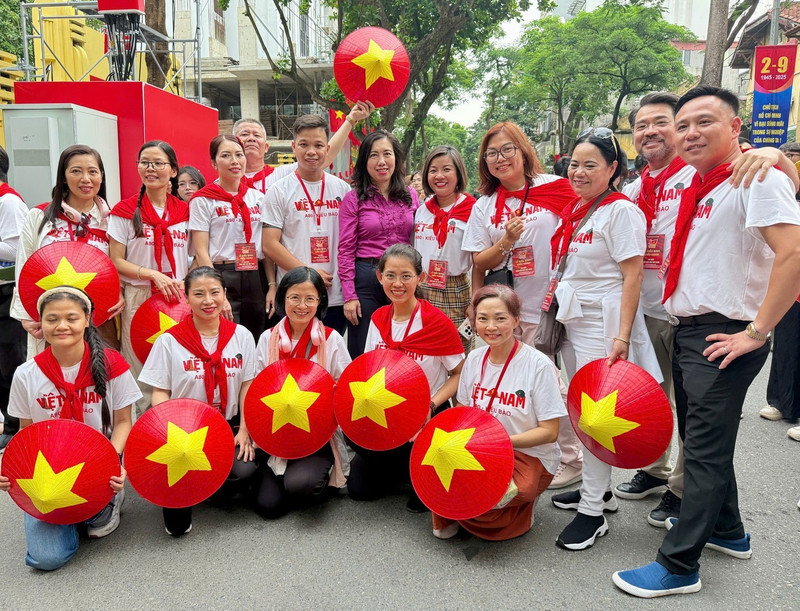 Des Vietnamiens résidant à l'étranger participent au grand défilé du 2 septembre. Photo : VNA.