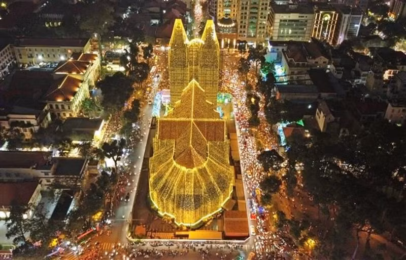 La cathédrale Notre-Dame à Hô Chi Minh-Ville se prépare à célébrer Noël 2025. Photo : VNA