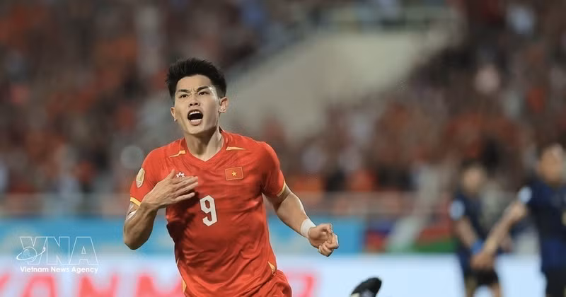 Dans le temps additionnel (90+2), Dinh Bac a inscrit son deuxième but de la soirée à l'issue d'une contre-attaque rapide, scellant la victoire vietnamienne 3-1. Photo : VNA. 