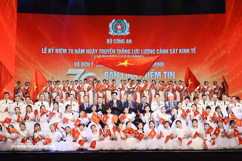 Le président de l’Assemblée nationale, Tran Thanh Man, avec des délégués participant à la cérémonie. Photo : VNA.
