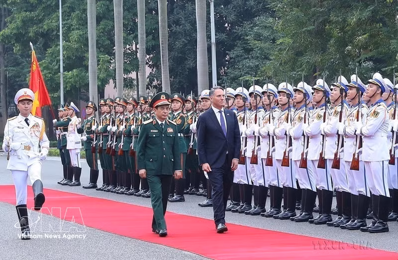 Le général Phan Van Giang, ministre de la Défense, accueille le vice-Premier ministre et ministre australien de la Défense, Richard Marles, en visite officielle au Vietnam, à Hanoï le 25 novembre 2022. Photo : VNA.