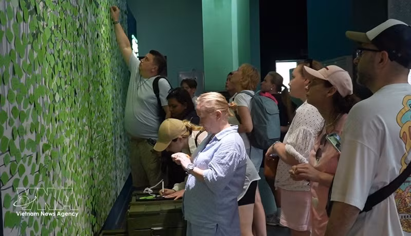 Le Musée des vestiges de la guerre attire de nombreux visiteurs. Photo : VNA