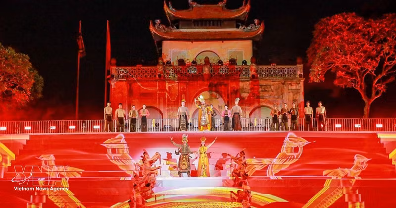 Dans la soirée du 7 août, à la Cité impériale de Thang Long, le Comité populaire de Hanoï a inauguré le Festival international des arts martiaux de Hanoï 2026. Photo : VNA. 
