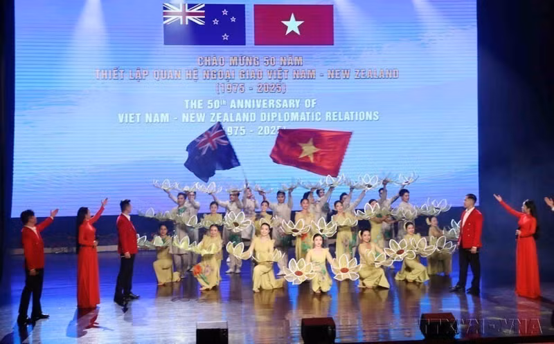 Lors de la cérémonie de célébration du 50e anniversaire des relations diplomatiques entre le Vietnam et la Nouvelle-Zélande (1975-2025), organisée par le Comité populaire de Hô Chi Minh-Ville, le 28 novembre 2025. Photo : VNA