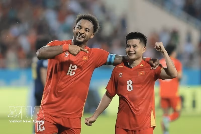 À la 84e minute, Xuan Son, lancé en profondeur, a contraint le défenseur Im Vakhim à marquer contre son camp en tentant d'intervenir, redonnant l'avantage au Vietnam (2-1). Photo : VNA.