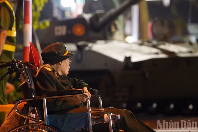 L'ancienne combattante Trinh To Hop arrive tôt à l'intersection Nguyen Dinh Thi - Thanh Nien pour assister à la deuxième répétition générale du défilé. Photo : NDEL