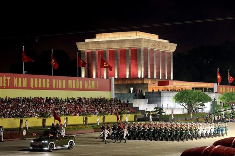 Le bloc d'honneur des trois armées (Marine, Armée de terre et Force aérienne) défile sur la place Ba Dinh à Hanoï. Photo : VNA.