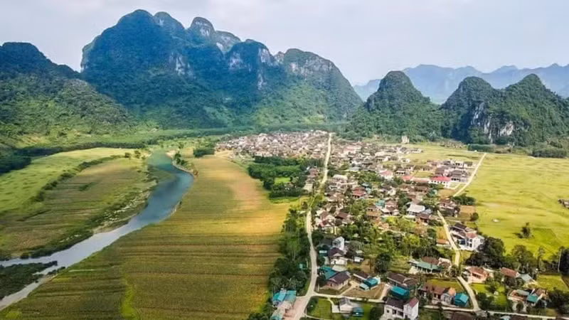 Avec un potentiel touristique et une adaptabilité au changement climatique, le village touristique de Tan Hoa, dans la province de Quang Tri (au Centre du Vietnam), est en passe de devenir une destination de prédilection pour les voyagistes en saison des crues. Photo : VNA.