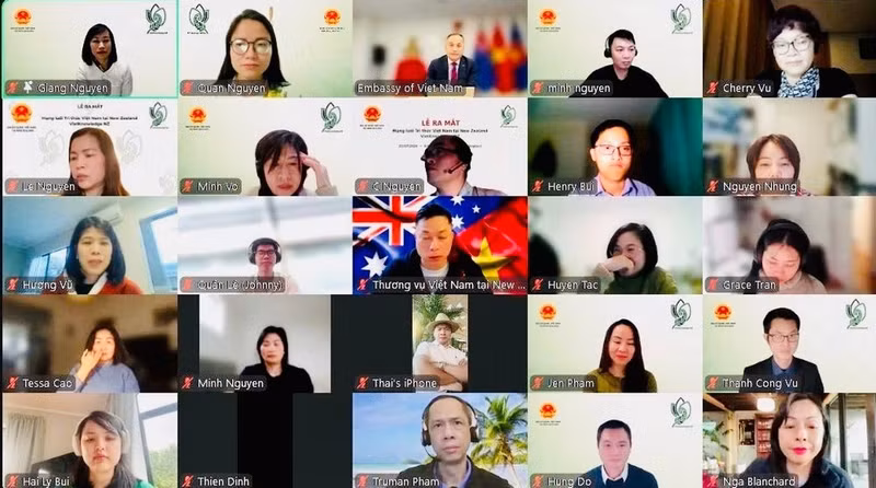Des représentants d'associations de la communauté vietnamienne à la cérémonie de lancement du Réseau du savoir vietnamien en Nouvelle-Zélande (VKNZ), le 23 juillet 2026. Photo : Ambassade du Vietnam en Nouvelle-Zélande