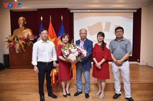 L'ambassadeur du Vietnam en France, Dinh Toan Thang, et les chefs de représentation des agences de presse en France. Photo : VOV-Paris.