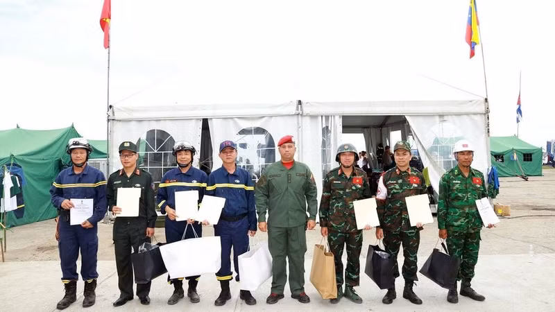 Les secouristes vietnamiens se sont vu décerner la médaille de première classe « Héros du Venezuela ». Photo : VNA