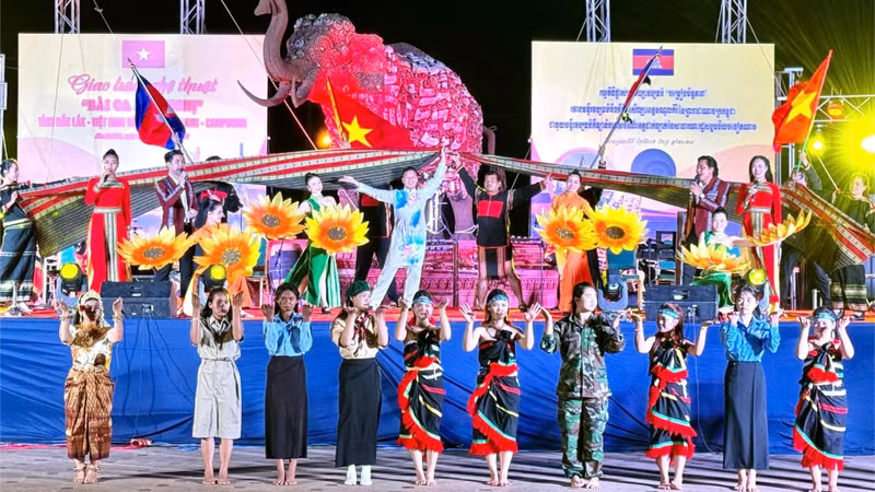 Le programme vise à louer l’amitié traditionnelle, la solidarité durable et la coopération intégrale entre le Vietnam et le Cambodge, ainsi que les liens étroits et fraternels unissant les provinces de Dak Lak et de Mondulkiri. Photo : NDEL